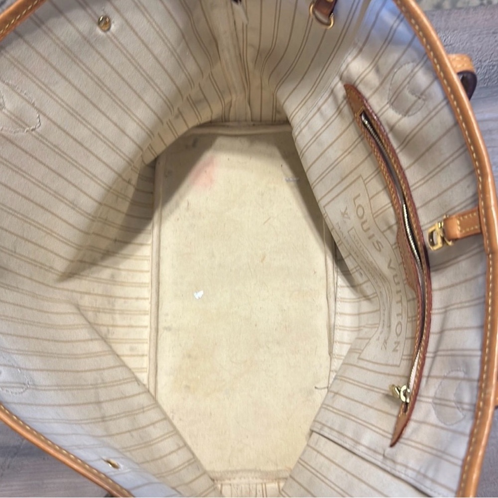Louis Vuitton White and Tan Shoulder Bag - Picture 2 of 3